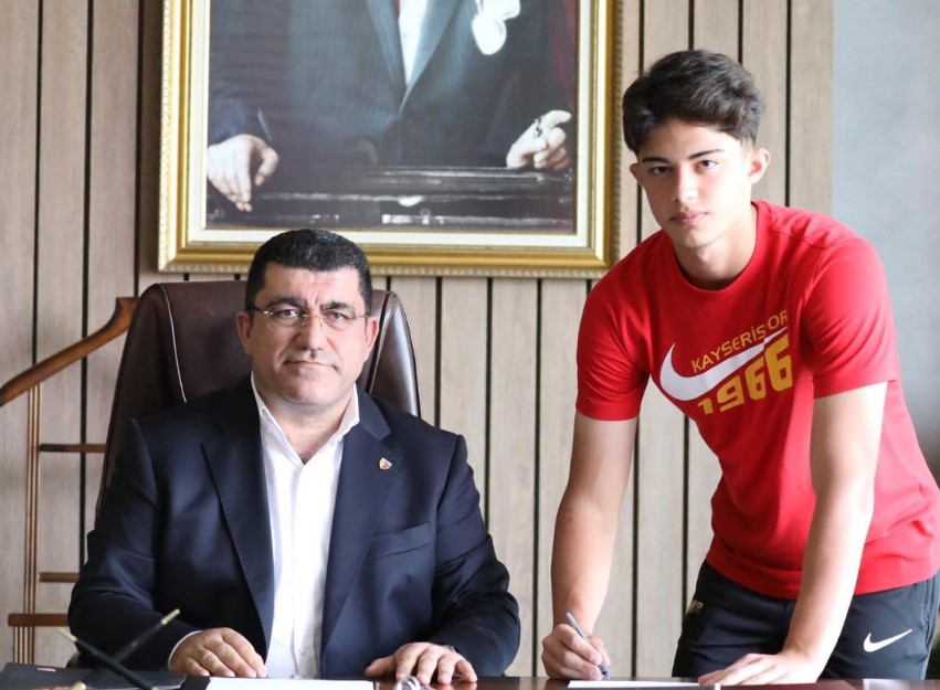 Kayserispor Kayra Cihan ile Profesyonel Sözleşme İmzaladı.